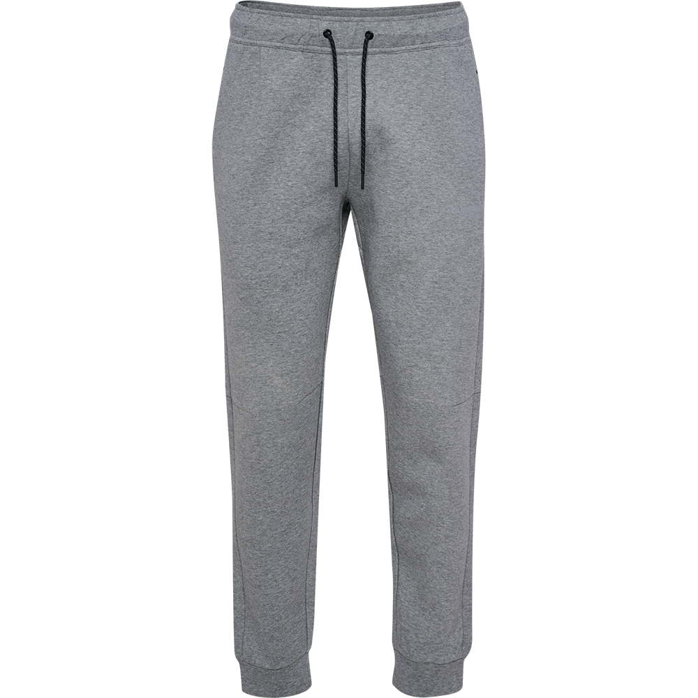 Grå joggingsbukser i blødt, børstet stof med tætsiddende pasform og elastisk talje med sort snøre. Bukserne har skrå sidelommer, diskrete syninger ved knæet og ribkant ved anklerne for en afslappet, moderne silhuet. Det neutrale grå gør dem alsidige til både træning og hverdag, hvor komfort og enkel stil prioriteres. Materialet ser behageligt og let stretchende ud.