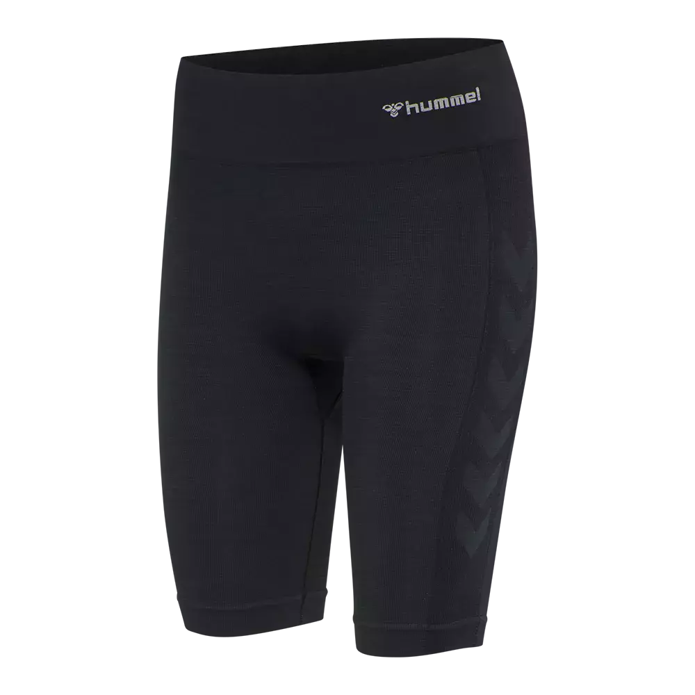 Disse sorte træningsshorts fra Hummel er tætsiddende og knælange med høj talje for god støtte. Materialet virker strækbart og sømløst med ventilering for komfort under hård træning. Sidedetaljer viser tone-i-tone chevrons, og et diskret Hummel-logo sidder på linningen. Shortsene egner sig til løb, styrketræning eller som baselag under sportsaktiviteter. Perfekt til både indendørs og udendørs brug.