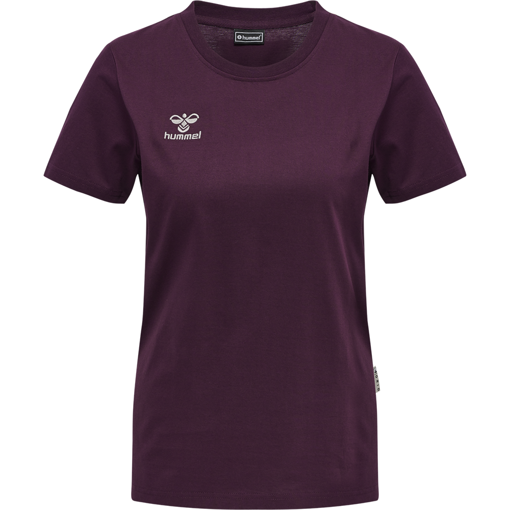 En enkel, korteærmet t-shirt i dyb aubergine/lilla nuance med rund hals. T-shirten har et rent, sporty udtryk med Hummel-logo i hvidt på venstre bryst og diskrete syninger ved ærmer og kant. Materialet fremstår som blød, let bomuld, hvilket lover komfort og bevægelsesfrihed. Velegnet til hverdag, træning eller som baselayer under jakker og cardigans. Designet til en feminin pasform.