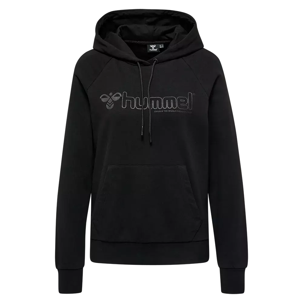 Sort hættetrøje fra Hummel med diskret logo trykt på brystet. Modellen har klassisk kængurulomme, justérbar snøre i hætten og ribkanter ved ærmer og talje. Stoffet ser blødt og varmende ud, velegnet til hverdag og træning på kølige dage. Enkel, sporty design med en neutral farve, som let kan styles med jeans, træningsbukser eller lag-på-lag til et afslappet look.