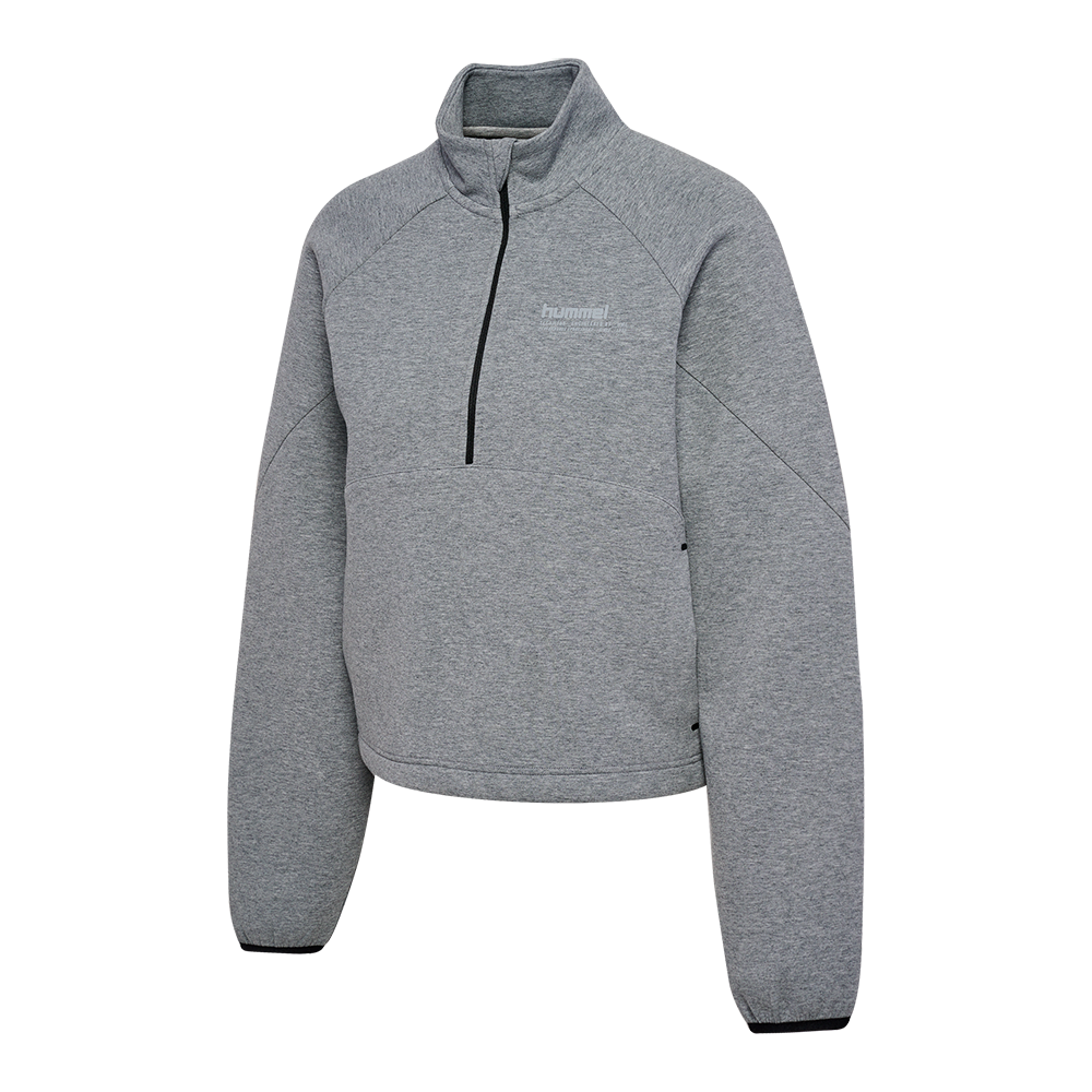 Grå, kort model sweatshirt med halv lynlås og høj krave i et enkelt, sporty design. Den har lange ærmer med elastiske manchetter, diskrete syninger og en let struktureret overflade. Et lille, ton-i-ton logo på brystet understreger det minimalistiske udtryk. Velegnet til både træning og hverdag, hvor den fungerer som et komfortabelt og stilrent lag i garderoben.