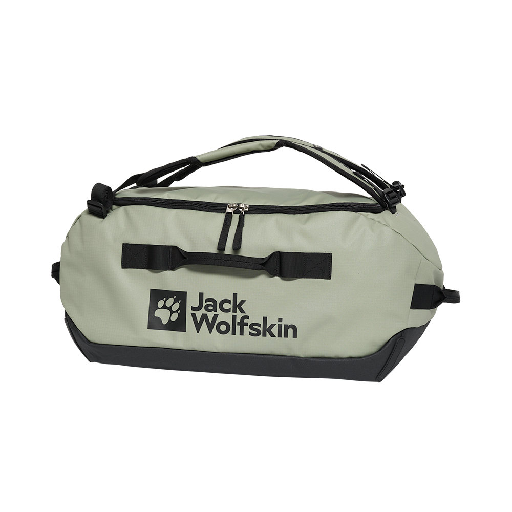 En robust, lys olivengrøn duffel fra Jack Wolfskin med sort bund og tydeligt logo på siden. Tasken har to solide håndtag, aftagelig skulderrem og en dobbeltlynlås i toppen for nem adgang. Materialet virker vandafvisende og let at rengøre, hvilket gør den velegnet til både weekendture og udendørsaktiviteter. Desuden er forstærkede hjørner og bærehåndtag praktiske til hyppig brug.