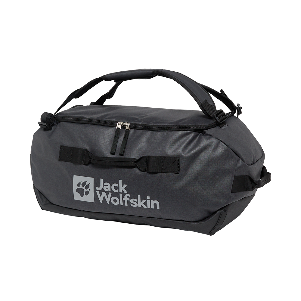 Et gråsort sports- og rejsetaske fra Jack Wolfskin præsenteres i billedet. Tasken har et enkelt, funktionelt design med kraftige bærehåndtag og justerbar skulderrem, tovejs lynlås og forstærkede greb. Materialet virker slidstærkt og let struktureret, hvilket gør tasken velegnet til hverdag, træning eller korte ture. Det diskrete logo på forsiden giver et stilrent, udendørspræget touch.