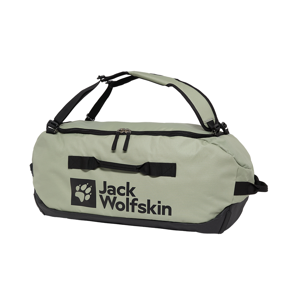 En stilren, lys olivengrøn duffel fra Jack Wolfskin med stort sort logo på siden. Tasken har kraftige sorte stropper, justerbar og polstret skulderrem samt en solid lynlås over toppen. Lavet i robust, slidstærkt materiale med forstærket bund, egnet til weekendture, træning eller udendørs aktiviteter. Enkel, funktionel og let at organisere takket være rummeligt hovedrum og praktiske håndtag.