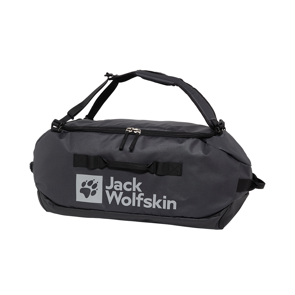 En rummelig, mørkegrå duffelbag fra Jack Wolfskin med stort, lyst logo på siden. Tasken har to robuste bærehåndtag, justerbar skulderrem og en lang lynlås over toppen for nem adgang. Materialet virker slidstærkt og vandafvisende, velegnet til weekendture, træning eller rejser. Enkel og funktionel stil med forstærkede stropper og praktiske håndtag i begge ender.