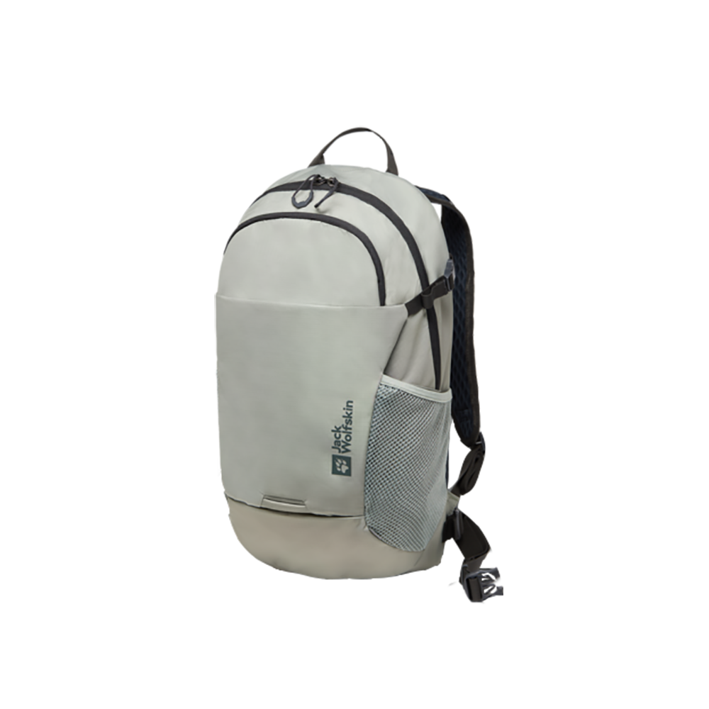 Rygsækken er en lysegrå, kompakt model fra Jack Wolfskin med et enkelt og funktionelt design. Den har to lynlåslommer foran, en elastisk netlomme i siden til vandflaske samt polstrede skulderstropper og justerbare remme for komfort. Materialet virker slidstærkt og vandafvisende, egnet til hverdag eller lette vandreture. Det nordiske, rene udtryk gør den alsidig og praktisk.