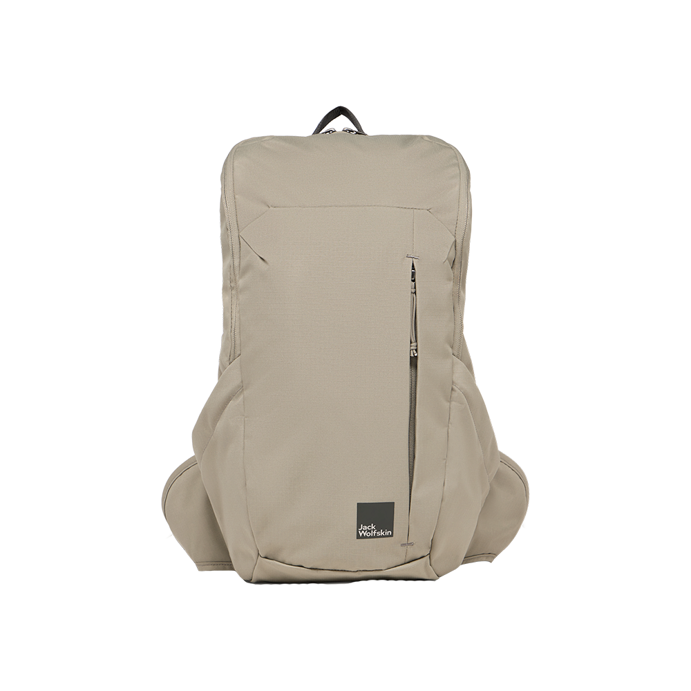 Rygsækken er en enkel og stilren model i lysebeige stof med et minimalistisk design. Fronten har en lodret lynlås og et diskret Jack Wolfskin-logo nederst. Bløde, formsyede sider og en polstret ryg gør den komfortabel at bære, mens det slanke snit passer godt til hverdag og rejse. Velegnet til dem, der ønsker funktionalitet uden unødvendige detaljer.