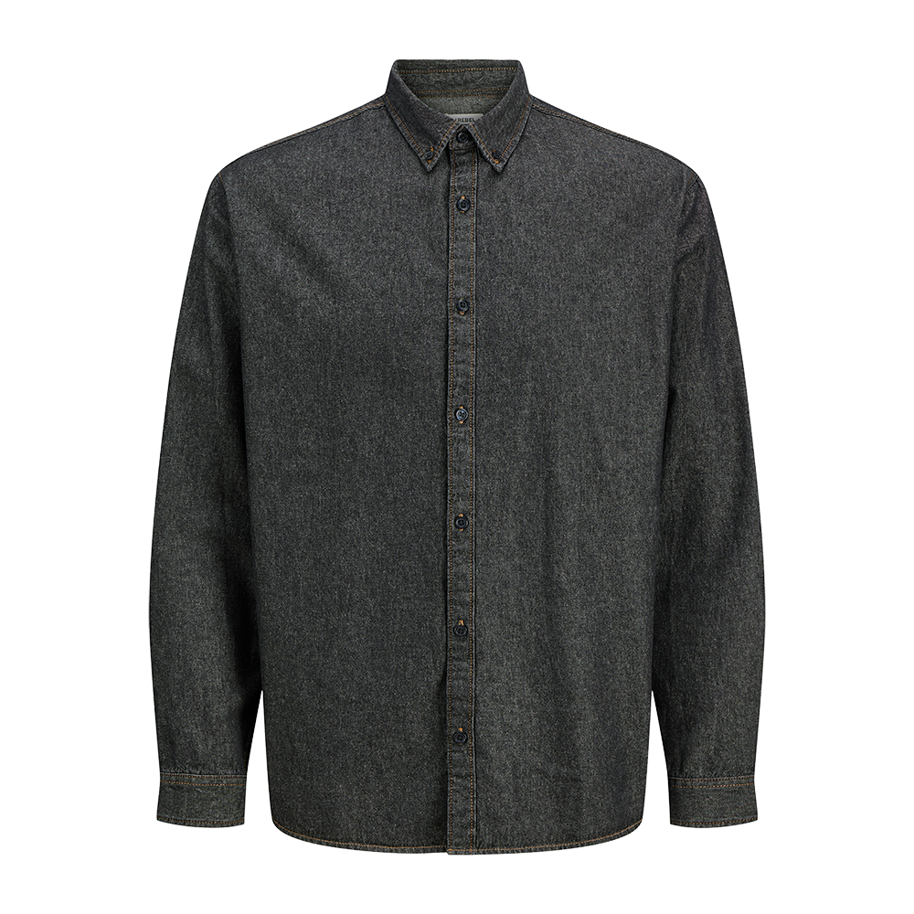 En mørkegrå, langærmet skjorte i denimlook med klassisk krave og knaplukning hele vejen ned. Stoffet har en let struktureret overflade og kontrastsyninger langs knapperne og ærmekanterne, hvilket giver et råt, men stilrent udtryk. Den lige pasform og enkle finish gør den alsidig til både afslappede og mere formelle lag-på-lag outfits i efterår og vinter.