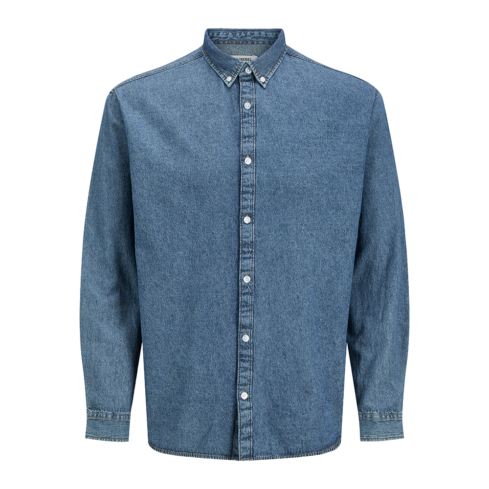 Den blå denimskjorte har en klassisk knaplukning, button-down krave og lange ærmer med manchetter. Stoffet er robust, let vasket denim, der giver et afslappet og tidløst udtryk. Skjorten er enkel uden lommer eller dekorative syninger, hvilket gør den alsidig til både hverdagsbrug og lag-på-lag-styling. Den passer godt til jeans for et ton-i-ton look eller til chinos for et mere afslappet smart look.