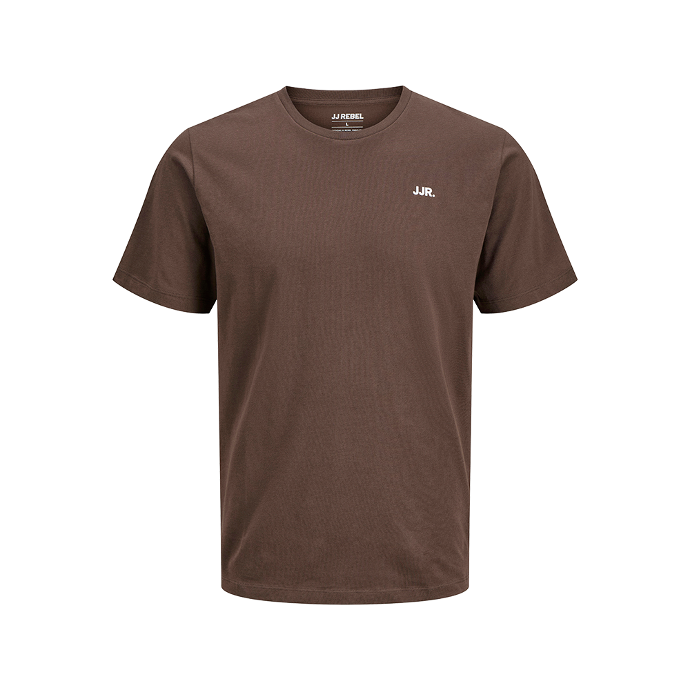 En enkel, brun t‑shirt i klassisk crewneck-design med korte ærmer og et lille, hvidt "JJR."-logo på venstre bryst. Stoffet ser blødt og let struktureret ud, hvilket giver et afslappet, men velplejet udtryk. T-shirten er alsidig til både hverdag og lag-på-lag-styling og kan nemt kombineres med jeans eller chinos for et moderne, minimalistisk look.