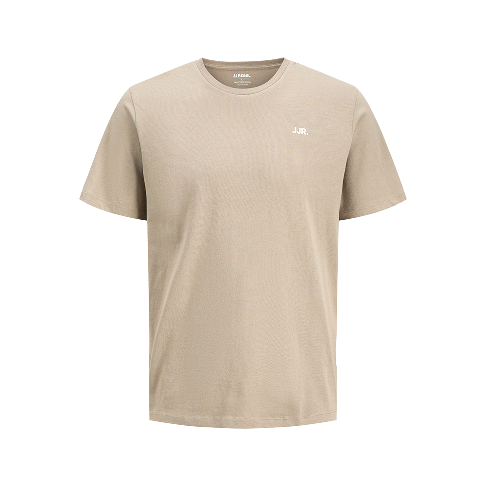 En simpelt, beige t-shirt med rund hals og korte ærmer. Den har et afslappet snit og en lille, diskret "JJR."-logo på venstre bryst, som giver et minimalistisk udtryk. Stoffet virker blødt og åndbart, egnet til daglig brug og lag-på-lag styling. T-shirten fremstår tidløs og alsidig, perfekt til jeans eller chinos i et enkelt, moderne look.