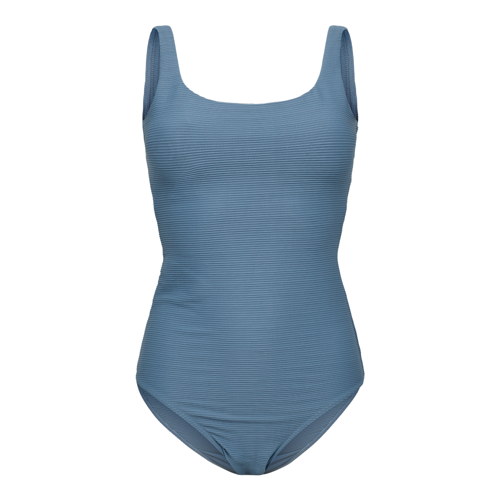 Denne blå badedragt i ét stykke har en enkel, tidløs silhuet med brede skulderstropper og en lav, rund halsudskæring. Stoffet har en fin ribstruktur, der giver et diskret mønster og lidt tekstur. Badedragten er behagelig og funktionel, velegnet til svømning eller afslappede dage ved stranden, og dens rolige farve udstråler klassisk minimalisme.