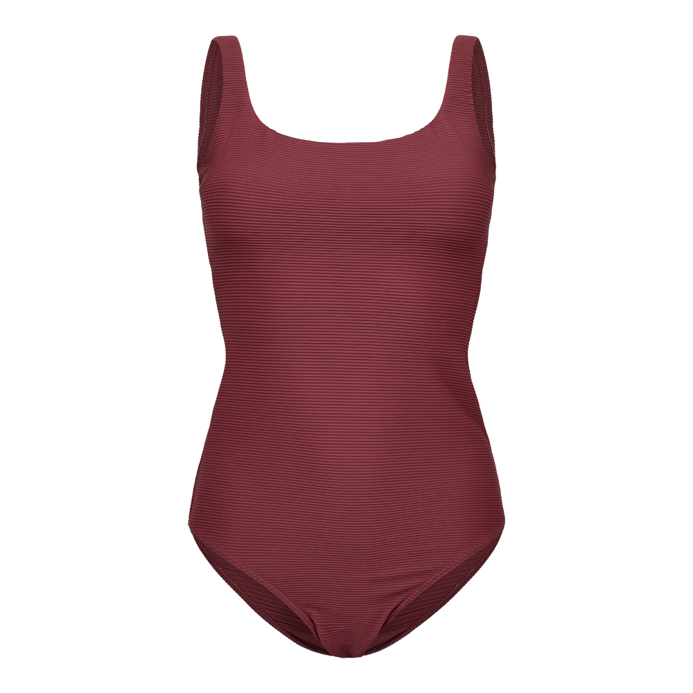 En enkel og stilren bordeauxfarvet badedragt i ét stykke, med brede skulderstropper og rund udskæring. Stoffet har en fin, ribbet struktur, der giver dybde og et diskret mønster. Snittet er klassisk og figursyet med moderat benudskæring, velegnet til både strand- og poolbrug. Farven er varm og moden, hvilket giver et sofistikeret og tidløst udtryk.