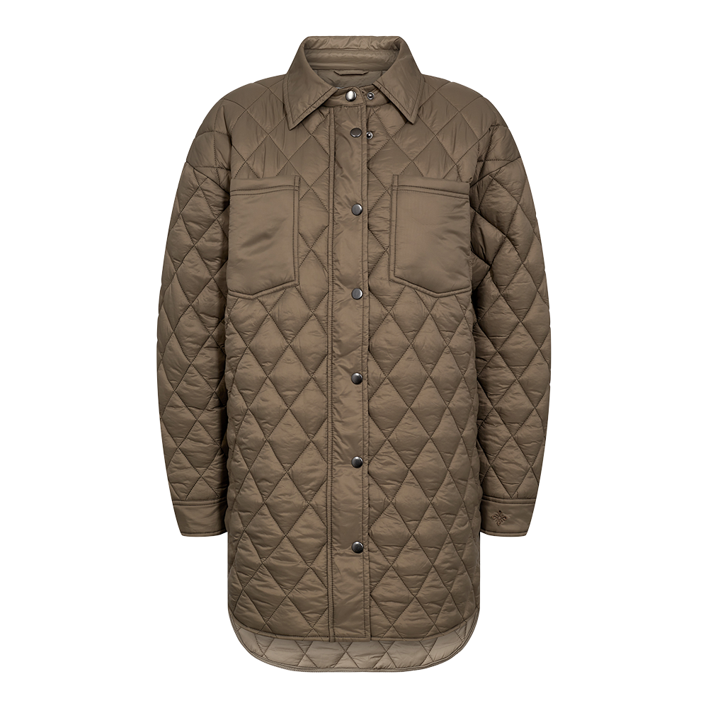 En lang, kviltet jakke i brun/khaki tone med diamantmønster og matte trykknapper langs fronten. Jakken har skjortekrave, to store brystlommer og lange ærmer med manchetter. Den lette fyldning og de markerede quilt-sømme giver struktur og varme, mens den afrundede bund undgår kantede linjer. Stilren og funktionel jakke, der egner sig til lag-på-lag i køligt vejr.