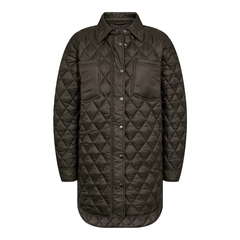 Den mørkegrønne, let polstrede jakke har et tidløst quiltet diamantmønster og en lang, skjortelignende silhuet. Den knæplasérende model lukkes med trykknapper og har to dekorative brystlommer samt en klassisk krave. Ærmerne er rummelige med diskret kantdetalje, og jakken fremstår både praktisk og elegant — velegnet til kølige efterårs- og forårsdage som et moderigtigt mellemlag.