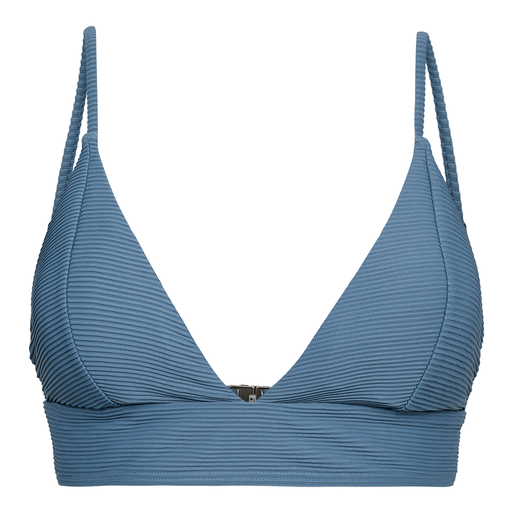 Denne lyseblå, ribstrikkede bikini-top har en enkel og moderne trekantsform med tynde justerbare skulderstropper og et bredt underbånd for ekstra støtte. Stoffets fine rillet struktur giver et sofistikeret, taktilt udtryk, mens den lille metalspænde foran sikrer en tryg lukning. Designet virker både komfortabelt og flatterende, velegnet til stranden eller som et let sommerligt lag.