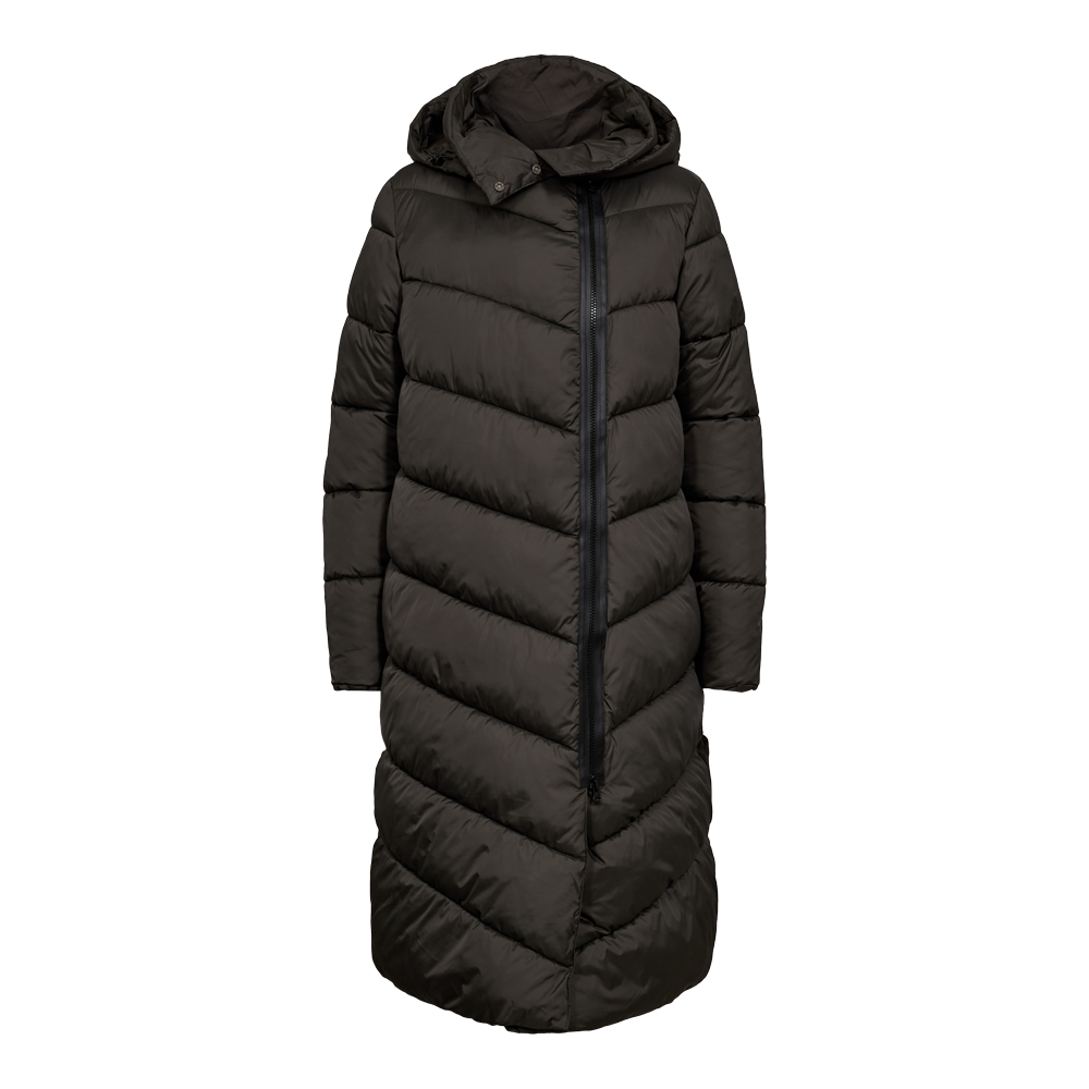 En lang, vatteret vinterjakke i mørk farve med hætte og skråstillede quiltede sømme. Jakken har en asymmetrisk, midterstillet lynlås, fyldigt polstret overflade og en let A-form, der går til omkring knæet. Ærmerne er lange med synlige, lyse ærmekanter fra et indvendigt lag. Stilen er funktionel og minimalistisk, designet til at give varme og bevægelsesfrihed i koldt vejr.