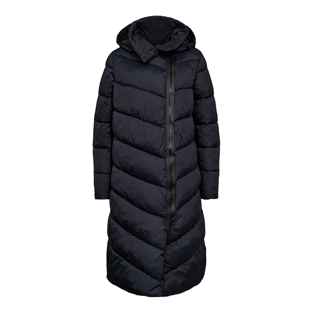 En lang, vatteret vinterfrakke i mørk navy/sort med fyld og skrå quiltede sømme, der skaber et afslappet, moderne udtryk. Frakken har en høj krave og fast hætte samt en asymmetrisk, kraftig lynlås, der løber diagonal ned foran. Ærmerne er lange og afslutter tæt ved håndleddene, og den knælange pasform signalerer varme og funktionel elegance til kolde dage.