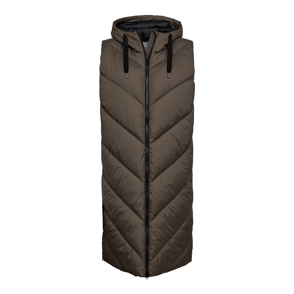 Lang, vatteret og quiltet vest i mørk olivengrøn med markante skrå chevron-sømme. Vestens hætte har sorte snører med metalender, og en sort centreret lynlås går hele vejen ned. Ærmeløs silhuet gør den velegnet som yderlag over strik eller jakke. Stilren, funktionel og varm — perfekt til kølige dage, hvor man ønsker både komfort og et moderne, minimalistisk look.