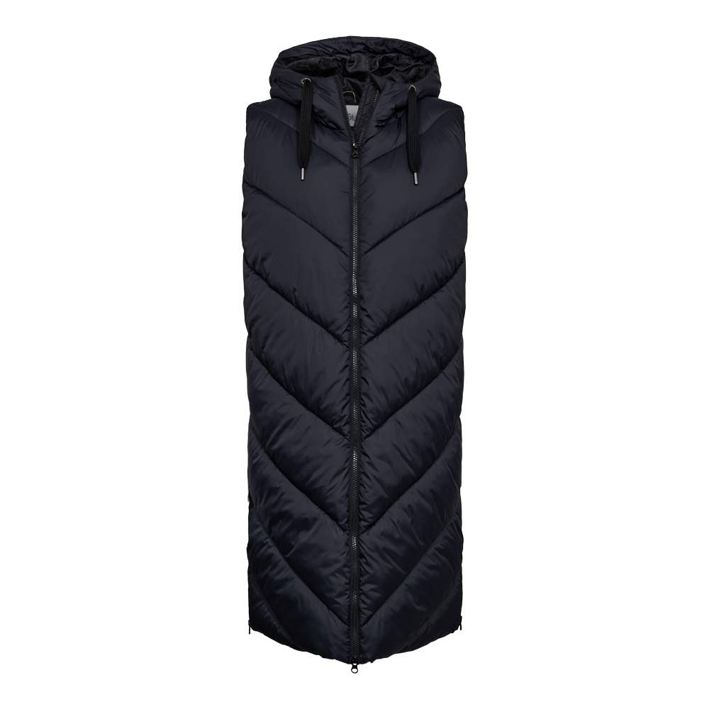 Lang, sort vatteret vest med hætte og midterstillet lynlås. Den har markante skråsyninger i chevron-mønster, der skaber et slankt og moderne look, samt brede snore ved hætten til justering. Materialet virker glat og let blankt, ideelt til kølige dage hvor man ønsker varme uden ærmer. Enkel og funktionel jakke til hverdag eller lag-på-lag styling i overgangsperioder.