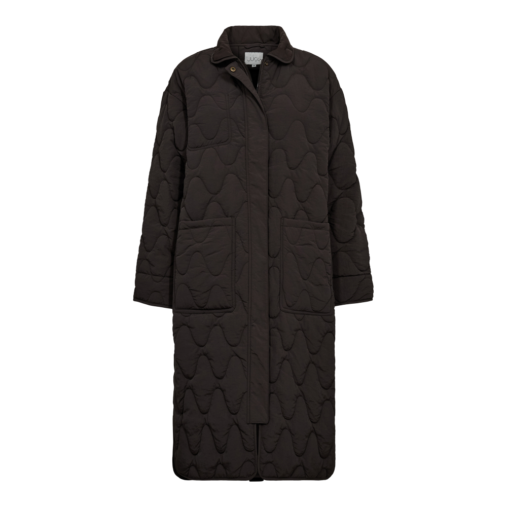 En lang, mørk quiltet frakke med en oversize silhuet og bølgemønstret quiltning. Frakken har en klassisk krave, skjult lukning og store forlommer foran, hvilket giver et praktisk og minimalistisk udtryk. Materialet virker polstret og blødt, velegnet til kølige dage. Den nedtonede farve og rene linjer gør stykket alsidigt — let at kombinere til både hverdag og mere formelle outfits.