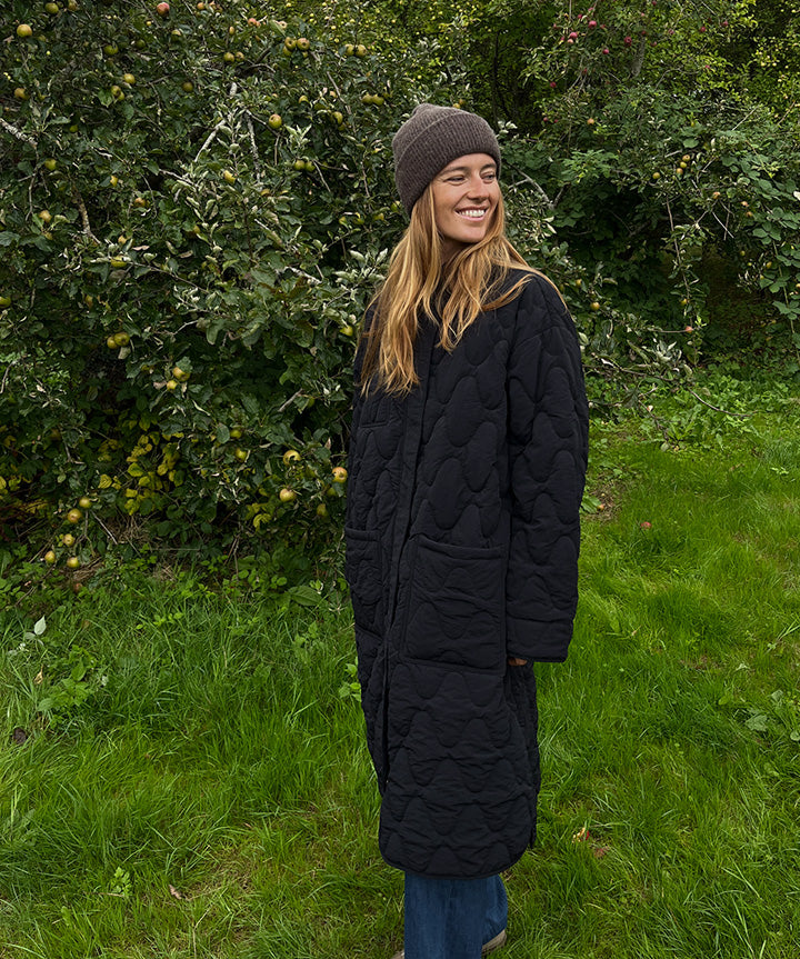 just-penny-long-quilted-jacket-livsstil-1.jpg