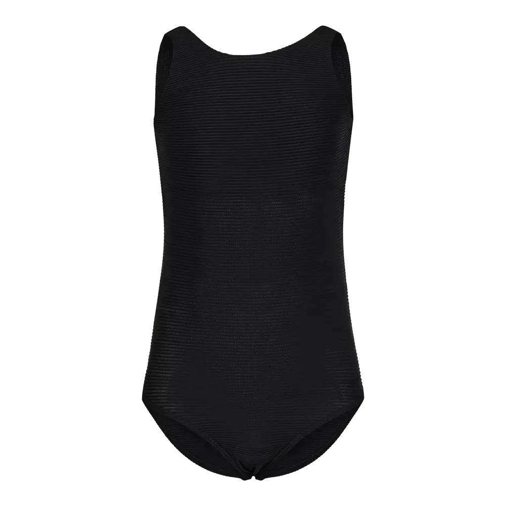 En elegant, sort badedragt i et enkelt og tidløst snit med rund hals og brede stropper. Stoffet har en subtil ribstruktur, der giver både tekstur og et raffineret udtryk. Den tætsiddende, figursyede pasform tilbyder god dækning og bevægelsesfrihed, ideel til svømning eller vandsport. Badedragten fremstår minimalistisk og alsidig, nem at kombinere med strandtøj eller sportstøj.