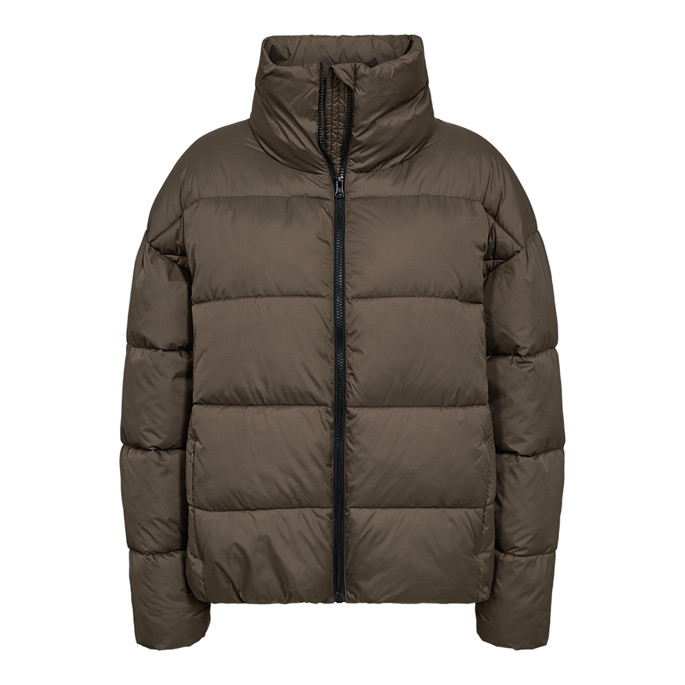 brun nuance. Jakken har en lodret midterlynlås, store vandrette vatterede felter og høj, polstret krave, der beskytter mod kulden. Ærmerne er rummelige og afsluttes enkelt, mens sidelommer er diskrete. Materialet fremstår mat og vindtæt, hvilket giver et minimalistisk, funktionelt og moderne udtryk ideelt til kolde, urbane dage.