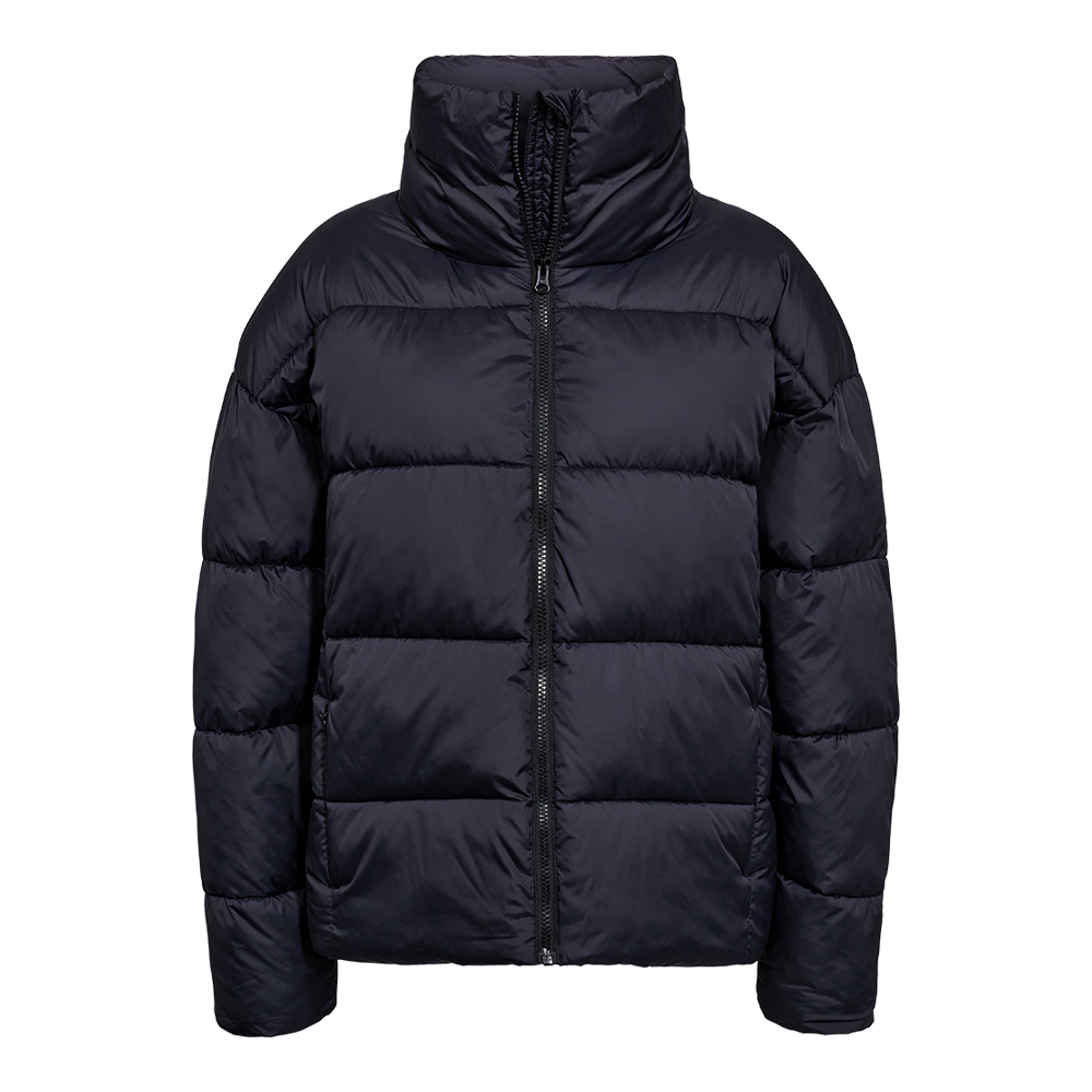 En polstret vinterjakke i dyb mørkeblå med højtstående krave og central lynlås. Jakken har brede, vandrette vatterede felter, lange ærmer og et enkelt, minimalistisk snit, der holder på varmen. Den lidt matte overflade og fyldige fyld giver et robust men stilrent udtryk, velegnet til kolde dage og afslappede hverdagslooks og praktiske lommer.