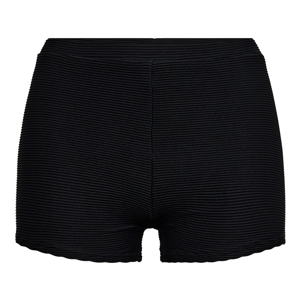 Et par sorte, ribstrikkede korte shorts vises tæt på, siddende højt i taljen og formsyet omkring hofterne. Stoffet har fine vandrette riller, der giver tekstur og let stretch for en tætsiddende pasform. Midtersømmen og de diskrete, svagt bølgede kanter understreger et enkelt, minimalistisk look. Shortsene fungerer godt som baselag, trænings- eller hverdagsstykke med et rent og moderne udtryk.
