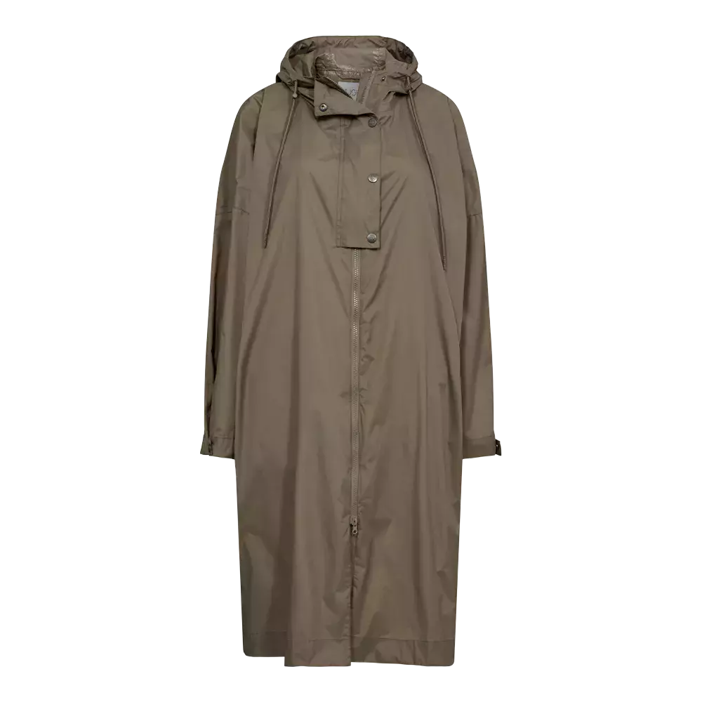 En lang, let regncoat i en afdæmpet khaki/grøn tone med hætte og snørre, der beskytter mod vind og regn. Jakken har fuld lynlås med overliggende trykknapslap, løstsiddende, lige silhuet og justerbare manchetter. Materialet virker vandafvisende og let, hvilket gør den ideel til skiftende vejr. Det enkle, tidløse design gør den nem at kombinere med både hverdagstøj og mere polerede outfits.