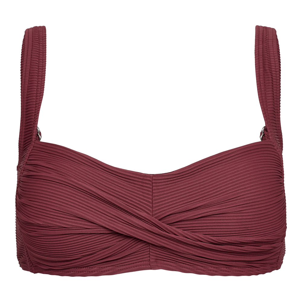 En elegant bikinitop i dyb bordeauxrød med fin ribstruktur. Modellen har brede, behagelige skulderstropper og et firkantet skåret brystparti, hvor stoffet er tvundet i et dekorativt kryds midtfor. Materialet virker blødt og elastisk med tætliggende rynkninger, som skaber en flatterende silhuet. Designet er enkelt, men stilfuldt og velegnet til både strandbrug og sommerens afslappede looks.