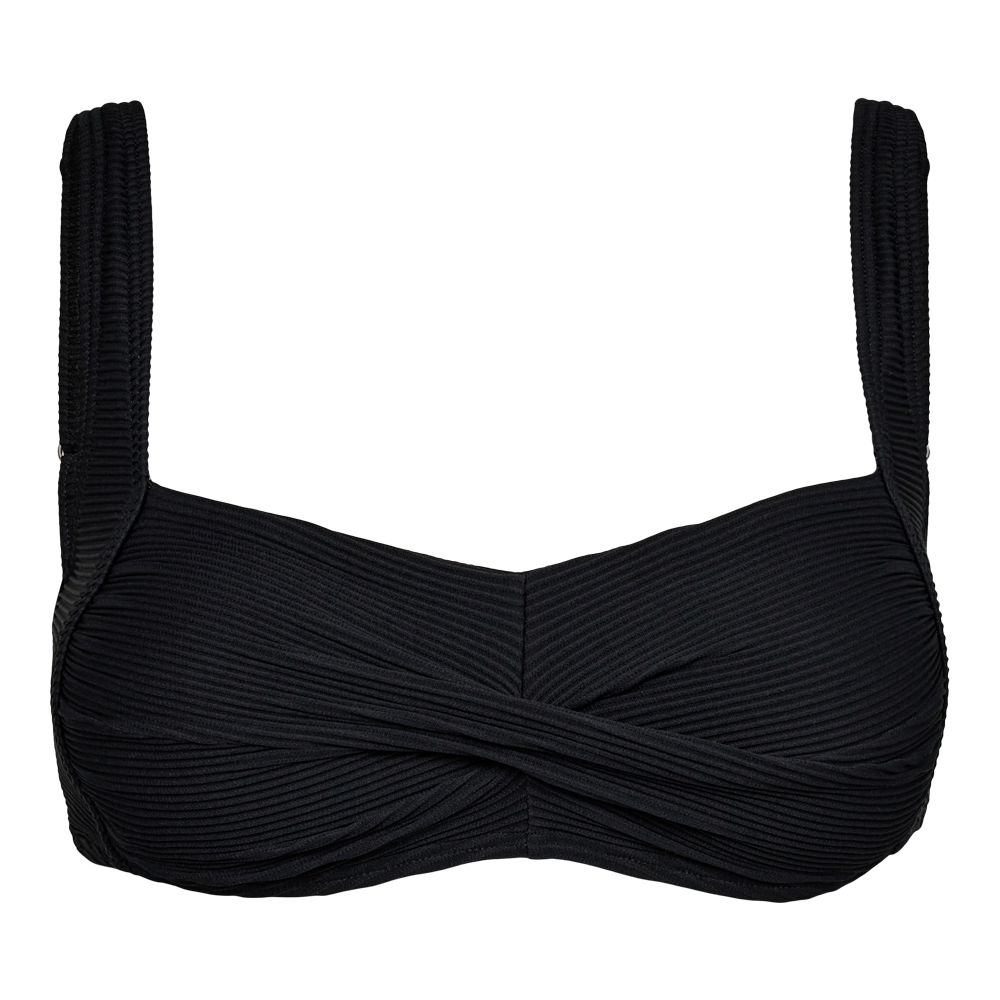 Sort bikinitop med kraftig ribstruktur og tvundet frontdetalje, vist på en neutral mannequinoverkrop. Toppen har brede skulderstropper og en firkantet udskæring, der giver et klassisk og samtidig moderne udtryk. Materialet ser struktureret og formstøttende ud, velegnet til både bad og strandbrug. Den enkle, elegante farve og rene linjer gør designet alsidigt og let at kombinere med forskellige underdele.