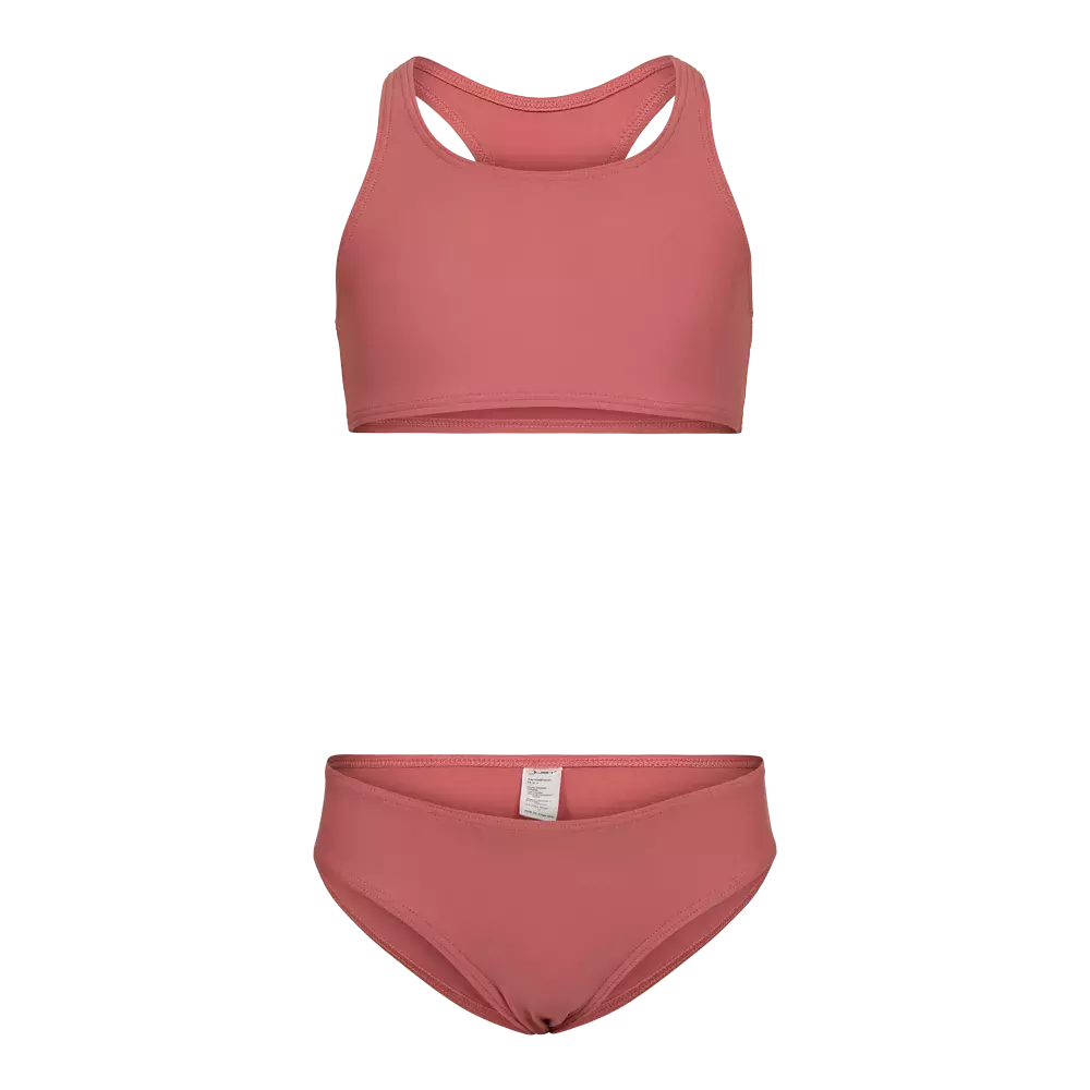 Et simpelt og stilrent bikinesæt i støvet rosafarve bestående af en sporty bikinitop med højt skåret, racerback-inspireret ryg og brede stropper samt matchende mellemhøje underdele. Det glatte, strækbare stof giver et tæt og komfortabelt fit, ideelt til både svømning og aktive stranddage. Designet er minimalistisk og funktionelt, med fokus på bevægelsesfrihed og tidløs æstetik.