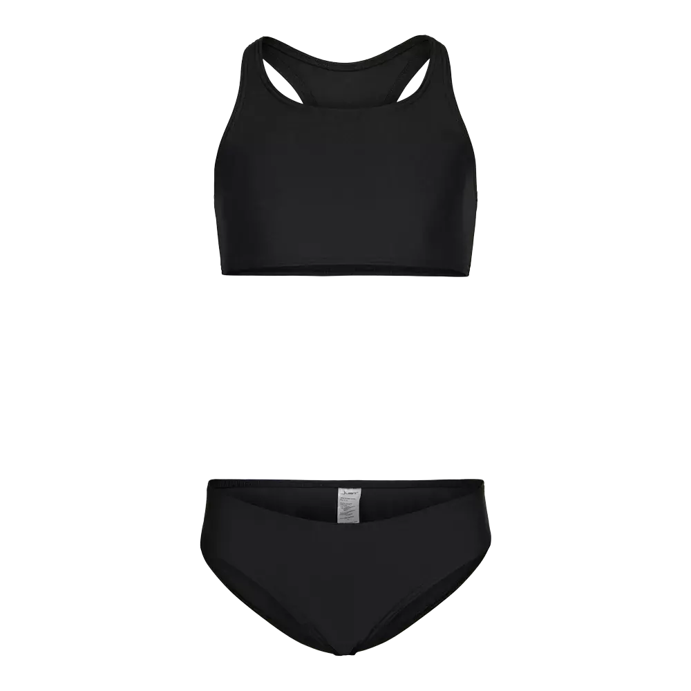 Sort bikinitop og -underdel i enkelt, sportsinspireret design. Toppen har høj udskæring og racerback, der giver god støtte og bevægelsesfrihed, mens trusserne er klassiske med moderat dækning og en diskret talje. Stoffet fremstår glat og elastisk, velegnet til både svømning og aktiv fritid. Det minimalistiske snit og ensfarvede look gør sættet let at kombinere med andre sommer- eller træningsitems.