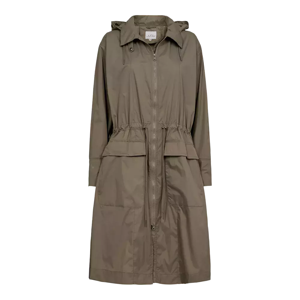 En lang, olivengrøn regnjakke med hætte og fuld lynlås, designet i et let, vandafvisende materiale. Jakken har justerbar snøring i taljen, store lommer med klap og lange ærmer med en enkel, moderne silhuet. Den minimalistiske styling og neutrale farve gør den velegnet til både hverdag og udendørs aktivitet i forår og efterår. Et stilrent valg til praktisk og moderne garderobe.