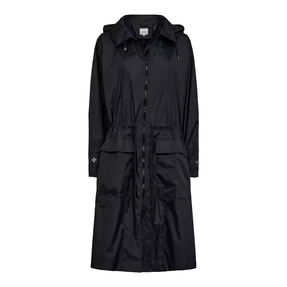 Just Pucca 24, Dame Trenchcoat