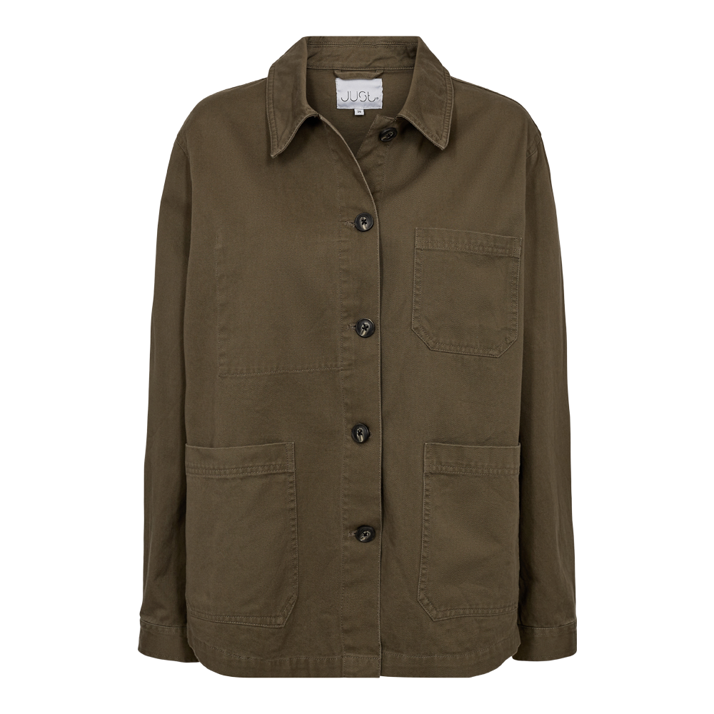 En olivengrøn overshirt i kraftigt bomuldslærred med en afslappet, boxy pasform. Jakken har en klassisk skjortekrave, synlige sorte knapper og tre påsatte lommer — en brystlomme og to store frontlommer — der giver et praktisk, arbejderskjorte-inspireret look. Den matte, robuste kvalitet gør den ideel som let mellemlag til hverdag eller outdoor, og farven er nem at kombinere med neutrale toner.