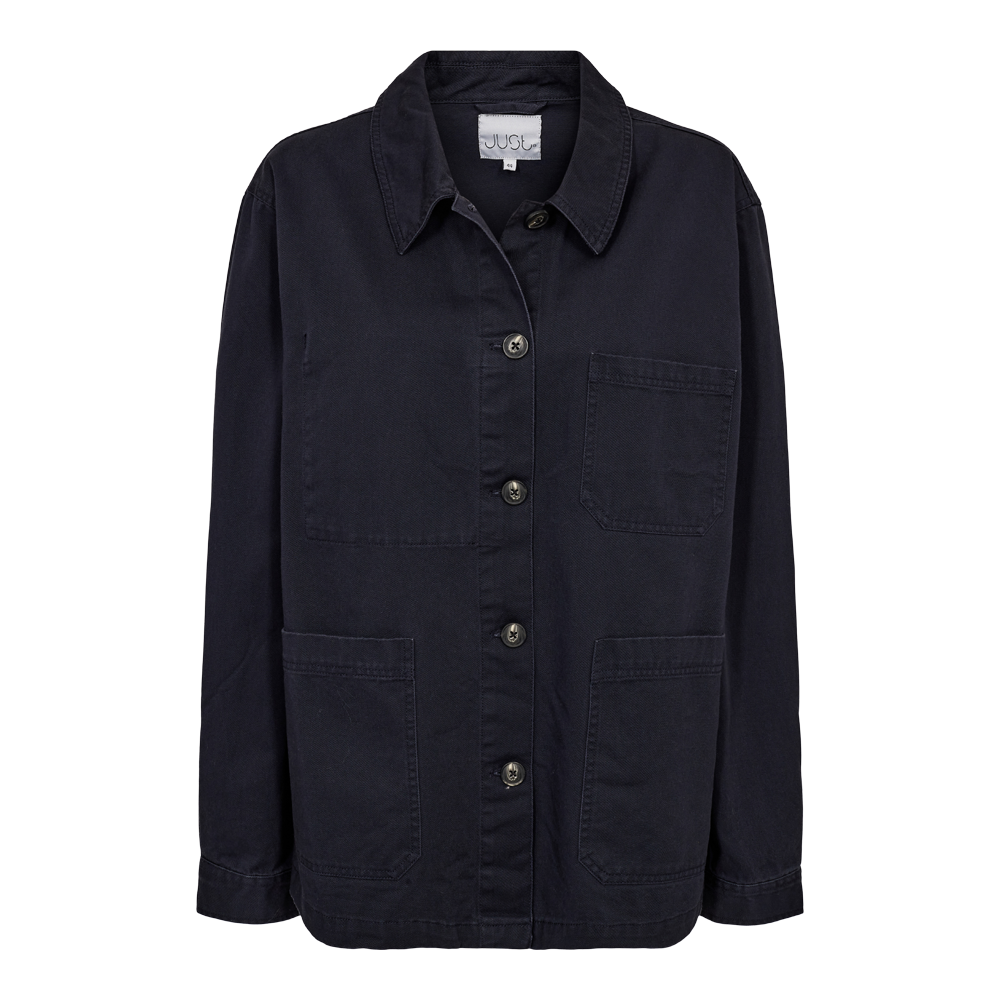 En mørkeblå, enkel chore-jakke i robust bomuld. Jakken har en klassisk skjortekrave, synlige knapper midtfor og tre frontlommer — to store nederst og en ved brystet. Designet er minimalistisk og funktionelt med lige snit og lange ærmer, hvilket gør den alsidig til hverdagsbrug og nem at style med lag-på-lag til overgangsvejret.