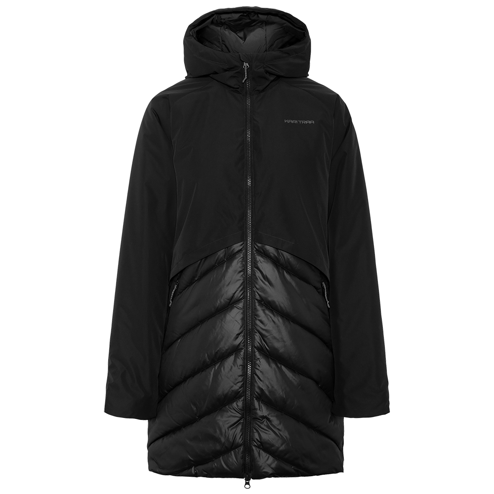 Sort, lang vinterjakke med hætte og to forskellige materialer: glat, mat øverste del og blank, vatteret nederdel i chevron-mønster. Midtstillet lynlås, skjulte sidelommer med lynlås og en lidt figursyet overdel. Jakken virker varm og funktionel, designet til koldt vejr med moderne, minimalistisk look, der kombinerer isolering og vindbeskyttelse. Der er også et diskret logo på brystet og en længere ryg for ekstra varme.