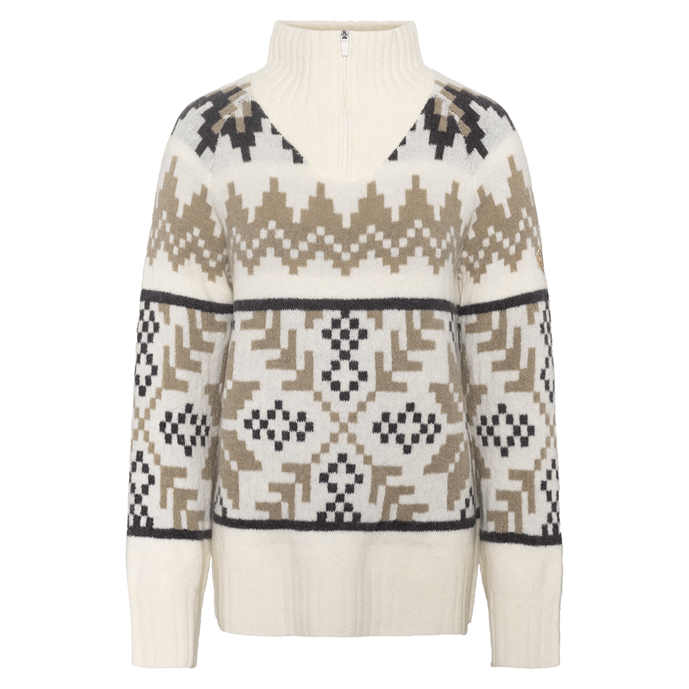En varm, cremefarvet striktrøje med høj ribstrikket krave og kort lynlås ved halsen. Den chunky, bløde kvalitet har traditionelle nordiske, geometriske mønstre i beige og sort, opdelt af mørke striber. Lange ærmer, ribkanter ved ærmer og bund samt en løs pasform giver et komfortabelt, tidløst vinterlook, ideelt til både hverdag og udendørs aktiviteter.