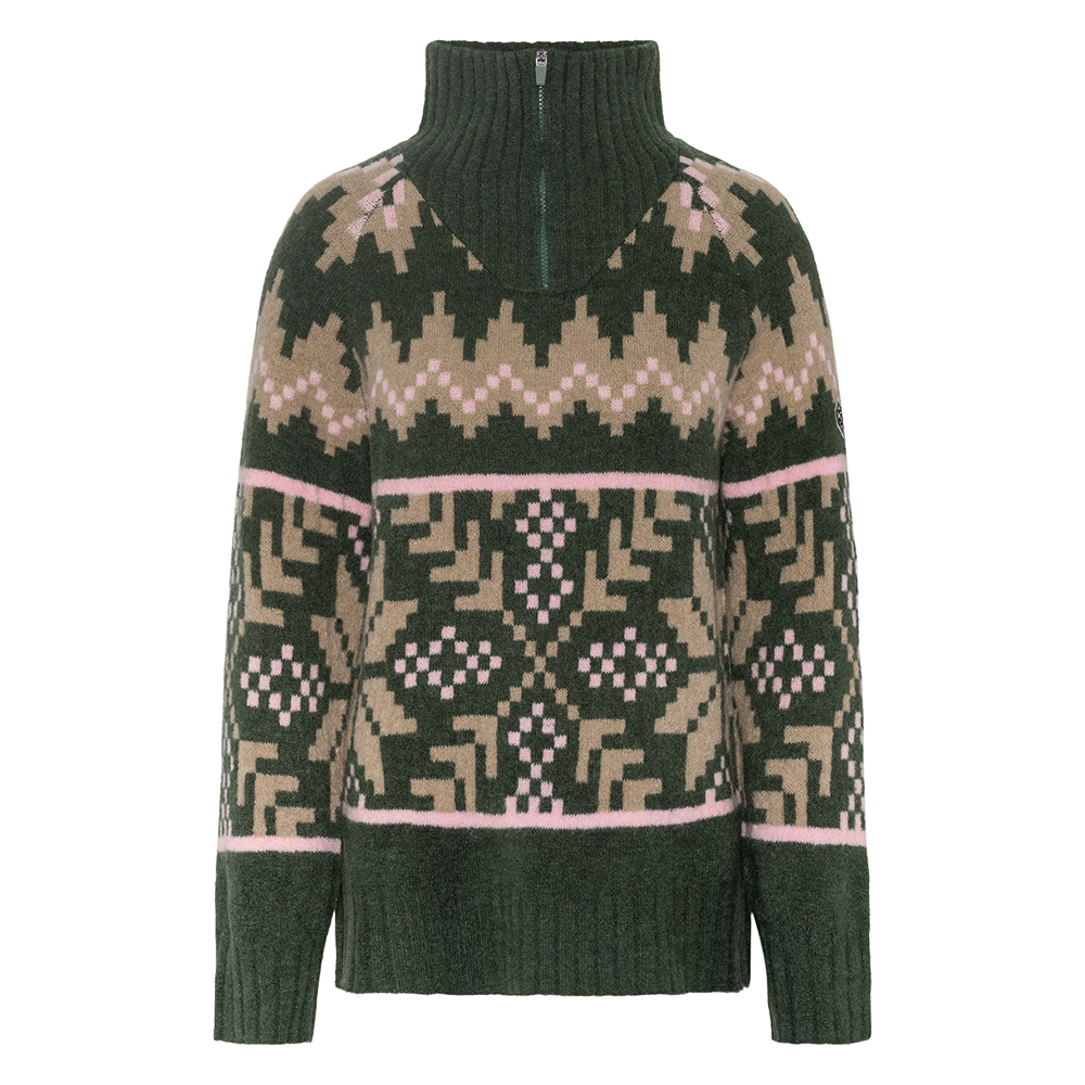 Denne varme striktrøje har en dyb skovgrøn bund med beige og lyserøde geometriske mønstre i et nordisk-inspireret design. Høj ribstrikket krave med kort lynlås giver mulighed for justering, mens ribkanter ved ærmer og kant skaber et robust look. Blødt, tekstureret materiale og løs pasform gør den ideel til kolde dage, layering og afslappet vinterstil.