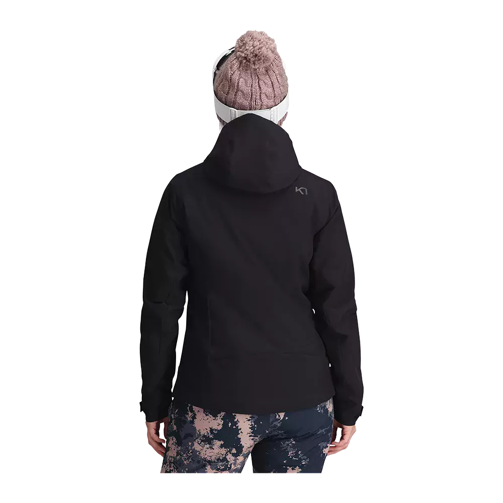 Kari Traa W Emma Ski Jacket er en moderne og funktionel dame skijakke, ideel til vintersport. Denne jakke har en smart sort farve og er udstyret med flere funktionelle detaljer såsom en Bionic Finish Eco® DWR-imprægnering, der gør jakken vandafvisende. Jakken har forseglede sømme, en praktisk lomme på ærmet til skikortet og velcrolukninger ved håndleddene, hvilket sikrer maksimal beskyttelse og komfort i koldt vejr.