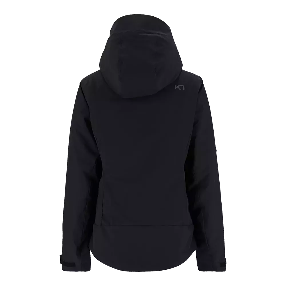 Kari Traa Emma skijakke er ideel til energiske kvinder. Denne avancerede vinterjakke er fremstillet med Bionic Finish Eco® for optimal vandafvisning og er udstyret med velcrolukninger ved håndleddene og forseglede sømme, der sikrer tørhed og komfort under alle vejrforhold. Designet inkluderer en praktisk ærmelomme til skikort, hvilket gør den perfekt til skiløb og andre vinteraktiviteter. Jakken er holdbar, funktionel og stilfuld med sit moderne sorte look og diskret logo på brystet.