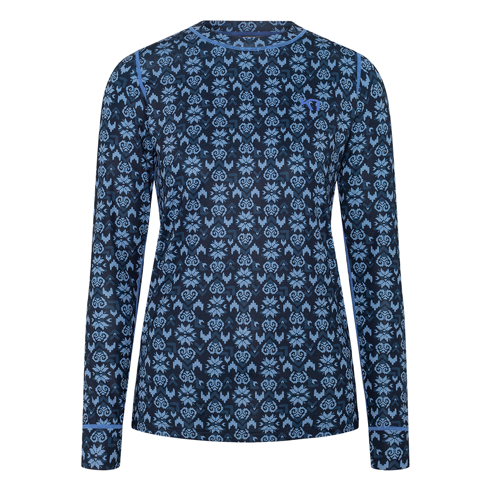 Langærmet, tætsiddende top med rund hals i mørkeblå og lyseblå nuancer. Stoffet har et fint, gentaget nordisk-inspireret mønster af blomster og hjerter, og syningerne er markeret med kontrastfarve ved skuldre og ærmer. Toppen virker lavet til lag-på-lag brug og aktivitet, med et teknisk, elastisk materiale og en lille, diskret logoapplikation på brystet — velegnet som termisk underlag eller hverdagslag.
