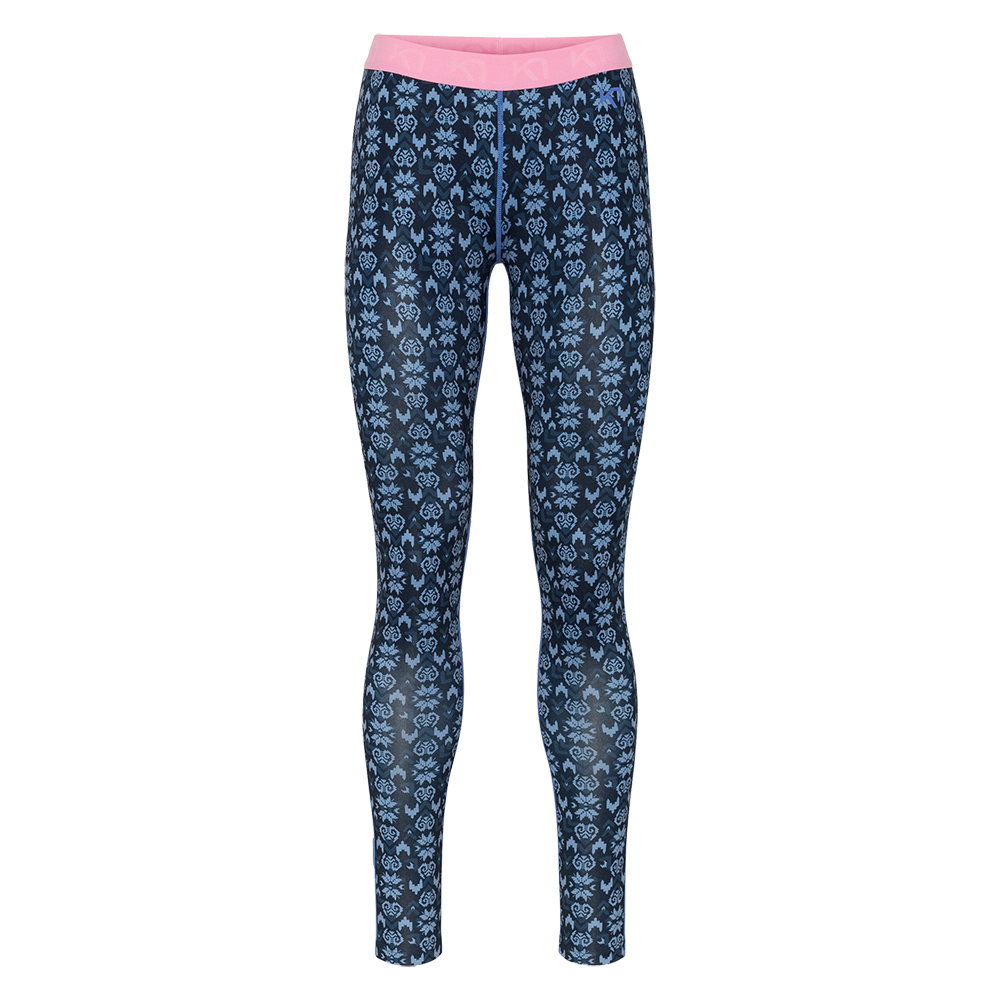 Et par tætsiddende leggings i mørkeblå med et gentaget lyseblåt blomster- og ornamentmønster, der dækker hele længden. De er lange til anklerne og har en kontrastfarvet, pastelrosa elastik i taljen, som giver et feminint touch. Materialet virker elastisk og funktionelt, ideelt som trænings- eller termounderlag. Designet fremstår slankt og anatomisk med flade syninger for komfort.