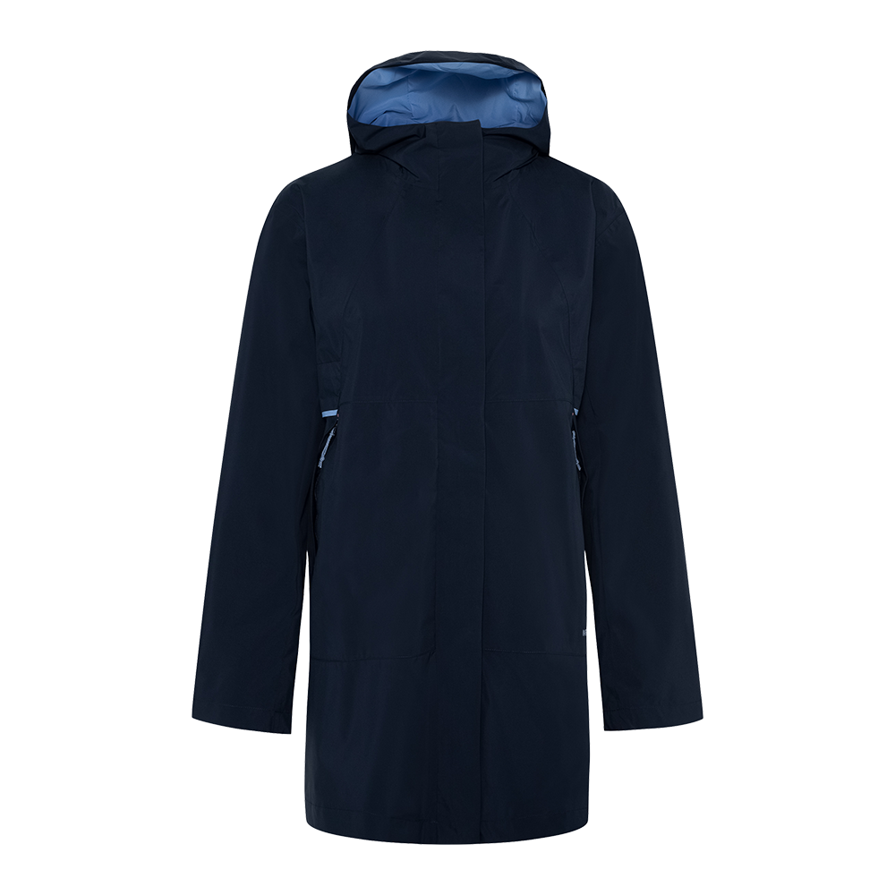 En elegant, mørkeblå regnjakke med enkelt, minimalistisk snit og let forlænget længde. Jakken har en rummelig hætte med lyseblåt for, skjult lynlås og to sidelommer med lynlås. Materialet ser vandafvisende ud og giver et praktisk, strømlinet udtryk, der passer godt til både hverdag og pendlerture. Farvekombinationen af mørkeblå yderside og lyseblåt indre skaber et stilrent og funktionelt look.