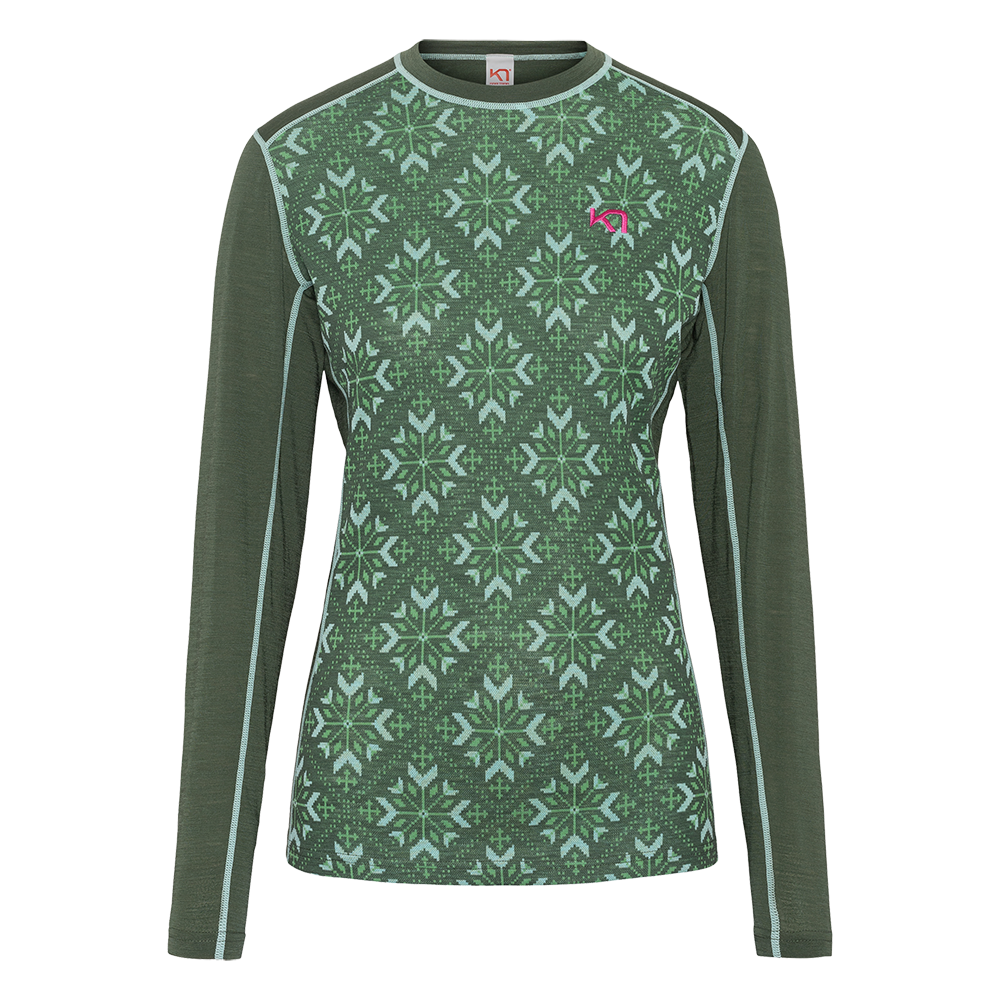 Mørkegrøn langærmet trøje i blødt strikmateriale med traditionelt nordisk mønster i lysere grøn – gentagne snestjerne-motiver dækker for- og bagstykke. Tætsiddende pasform med rund hals, lange ærmer og kontrasterende lysegrønne flade syninger langs skuldre og ærmer. Et lille pink logo på brystet giver et friskt farvepunkt. Velegnet som termisk underlag eller som stilfuldt vinterlag.