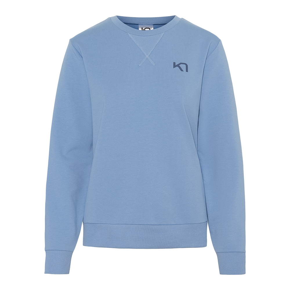 En enkel, lyseblå crewneck-sweater i et blødt, struktureret materiale. Den har rund hals med dekorativ V-detalje, ribkantsmanke ved ærmer og bund, samt et diskret, mørkere logo på venstre bryst. Snittet er lige og afslappet, hvilket giver et tidløst og alsidigt udtryk, velegnet til afslappet hverdagsbrug eller lag-på-lag-styling. Let at style og nem at pleje, og passer til både jeans og joggingbukser på kølige dage.