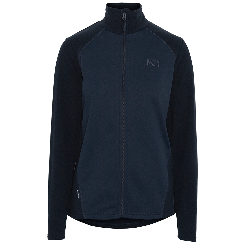 En elegant, mørk marineblå fleecejakke med hel lynlås og høj krave. Jakken har en slank, feminin pasform, lange ærmer og let buet kant bagtil. Materialet ser blødt og isolerende ud, ideelt til kølige dage. Diskret broderet logo på venstre bryst og skjulte sidelommer giver et enkelt og funktionelt udtryk, velegnet til både hverdagsbrug og friluftsliv.